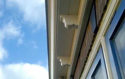 Daklijst, dakgoot en dakklossen