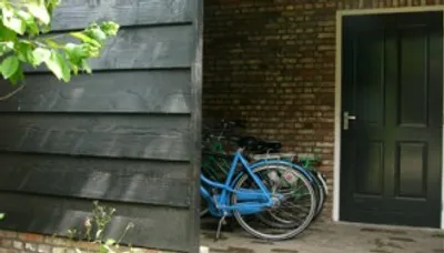 Overkapping met gepotdekselde zijwanden